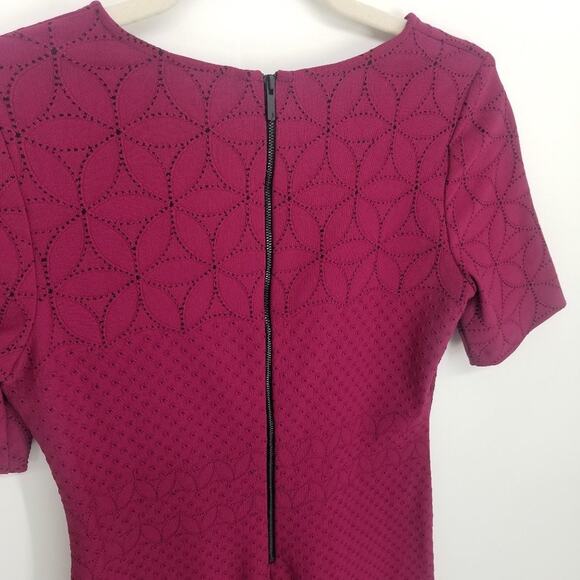 3/$25 Julia Jordan Textured Floral Bodycon Dress 4 Fitted Short Sleeve Berry Red - Picture 6 of 7